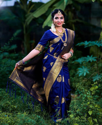 Royal Kanjivaram Golden Zari Woven Silk Saree With Blouse Piece