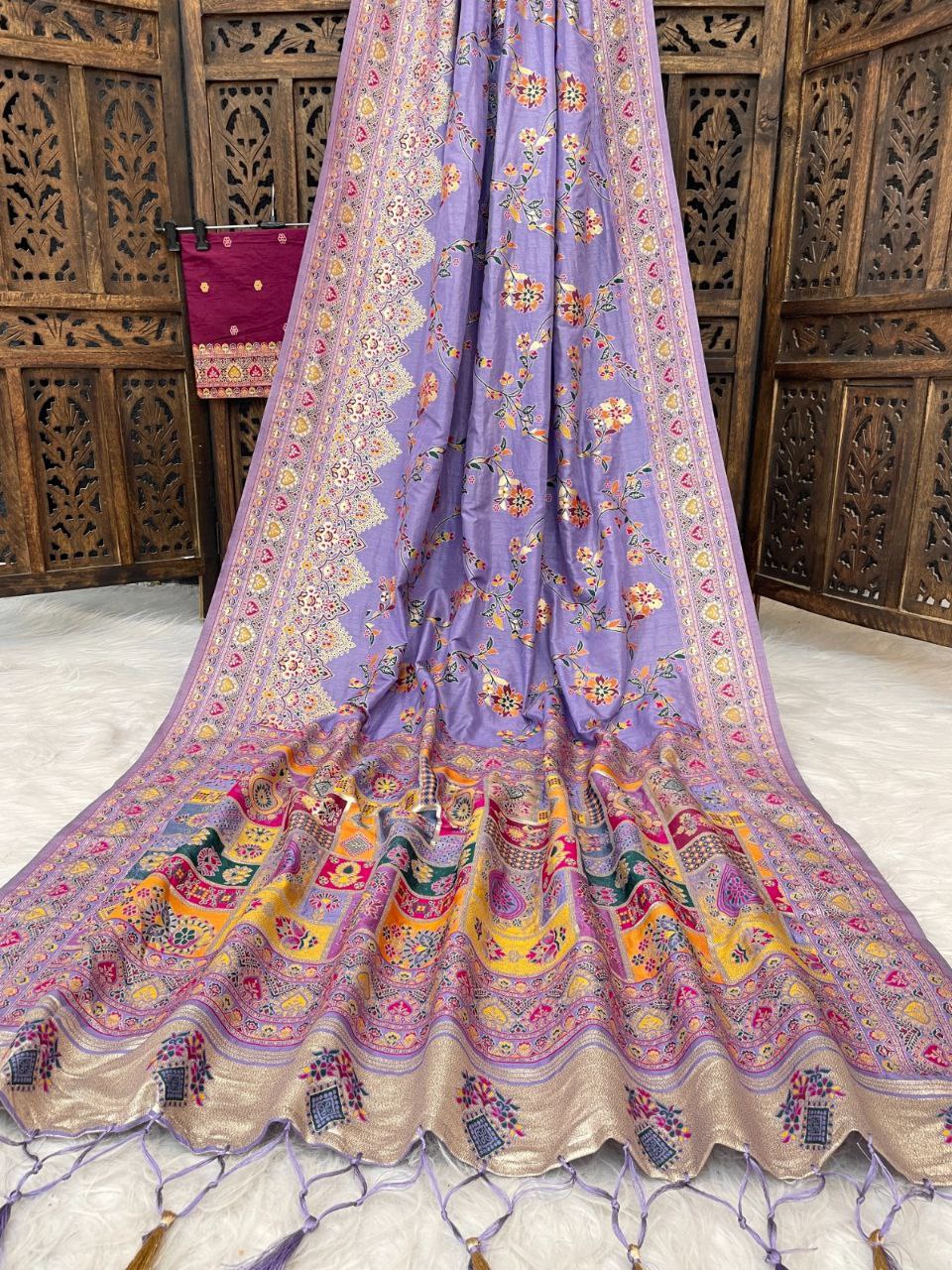 Traditional multicolor Patola-inspired pallu and border   LIGHT PURPLE