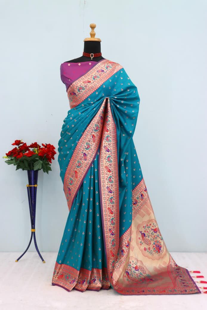 Has floral and peacock motifs on the zari border and pallu RAMA