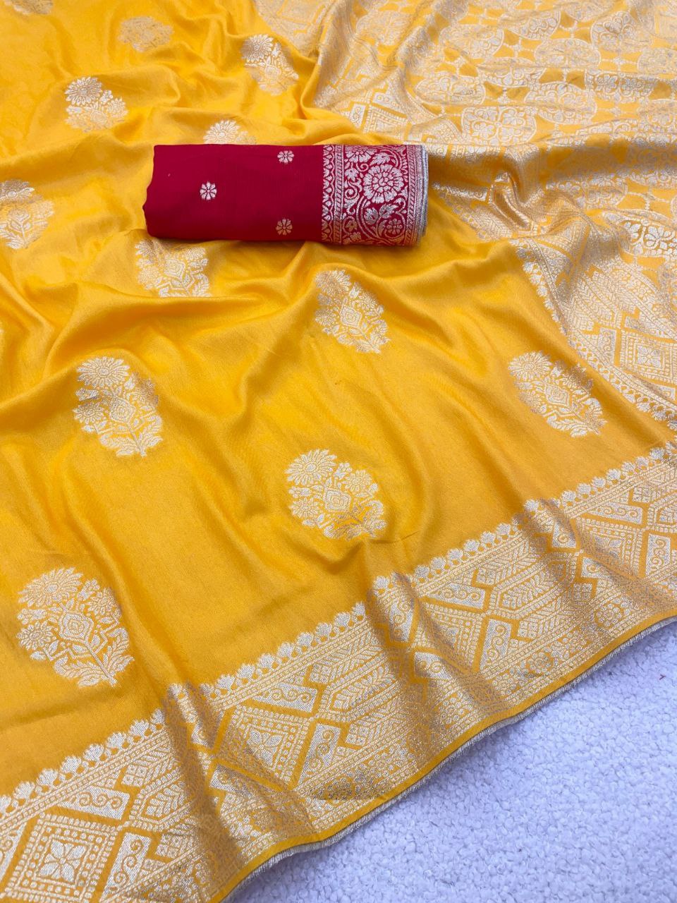 Designer Stapul Silk Saree With Rich Pallu - YELLOW