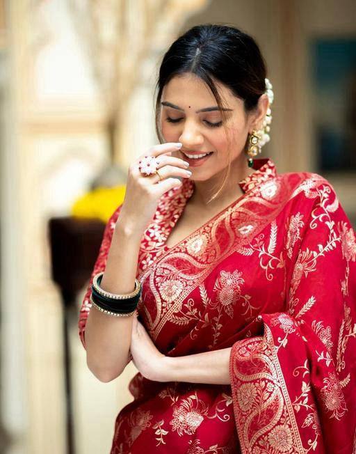 Soft Banarasi Red Silk Saree With Bewitching Blouse Piece