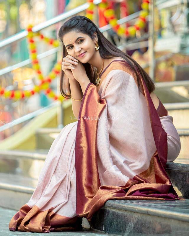 Off-White Colour Kanjivaram Woven Silk Saree With Blouse Piece