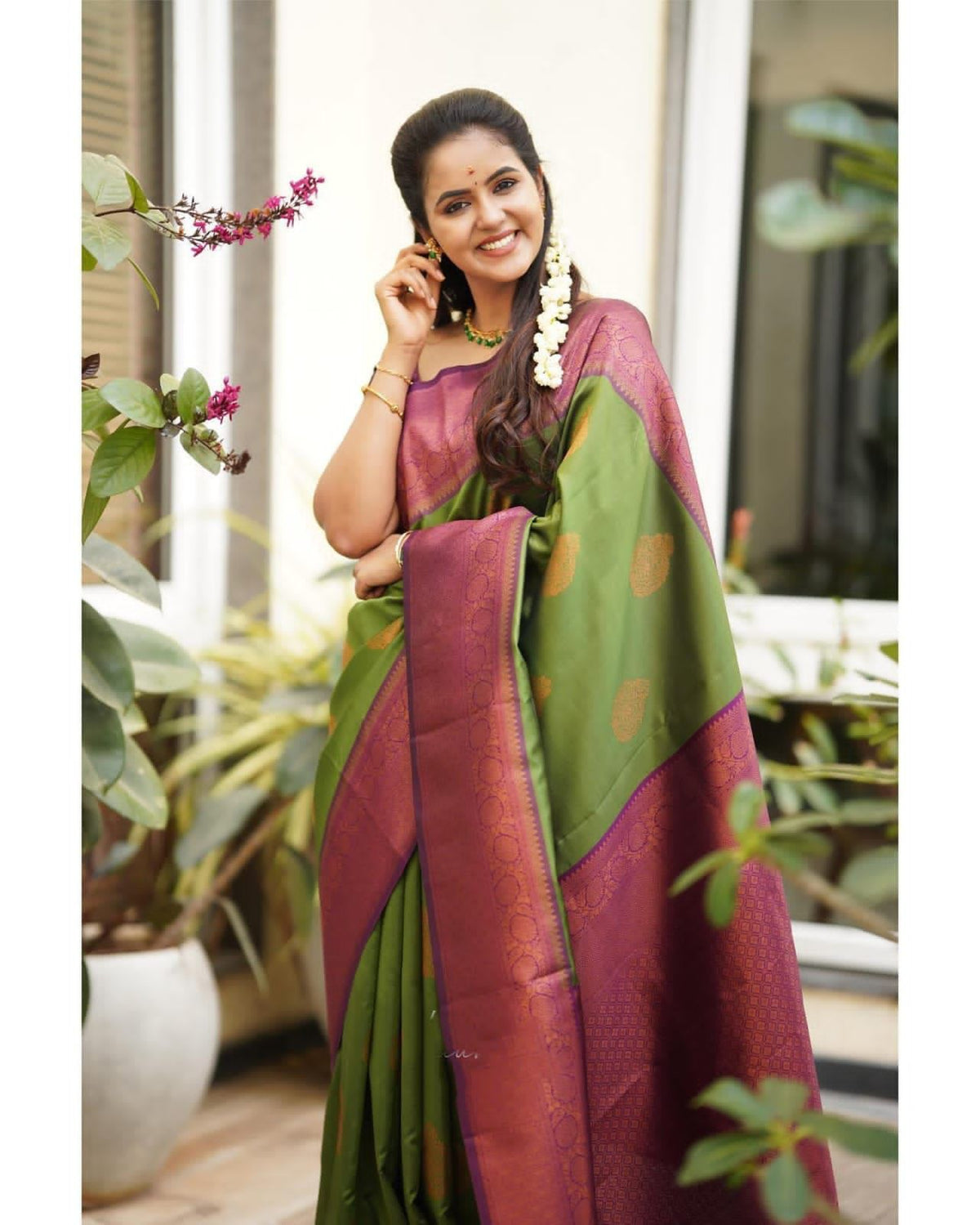 Green Colour Kanjivaram Woven Silk Saree With Blouse Piece