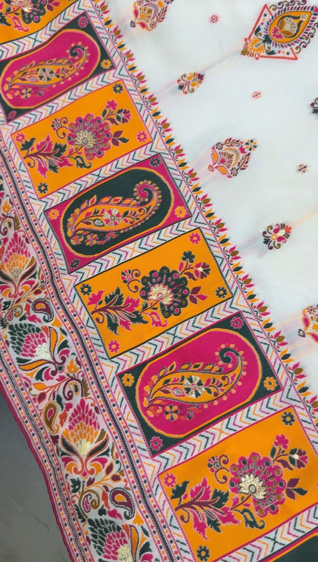 Elegant Floral Paisley Jacquard Pashmina Saree with Traditional Multicolor Border