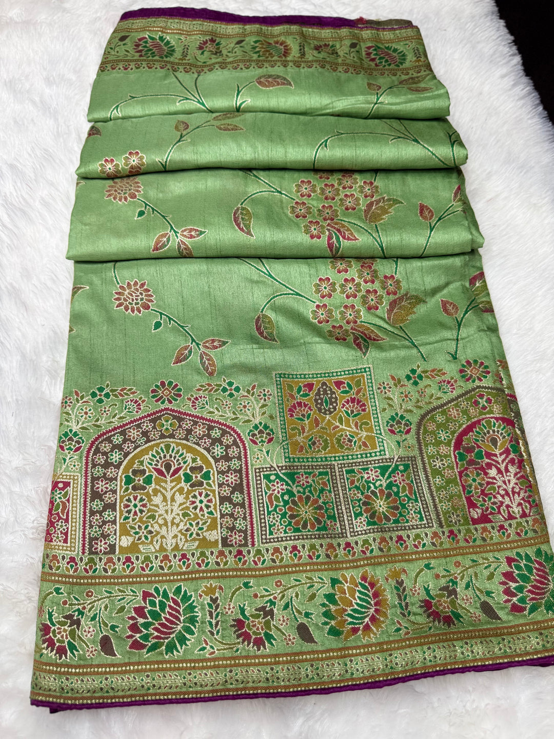 Elegant pista green Woven Saree with Intricate Floral Motifs &amp; Rich Zari Border (Copy)