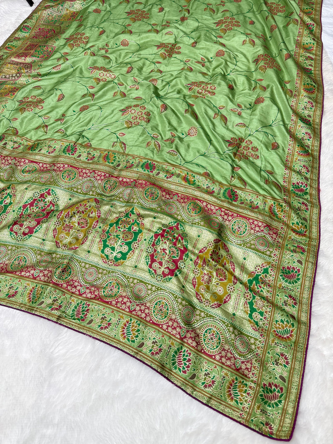 Elegant pista green Woven Saree with Intricate Floral Motifs &amp; Rich Zari Border (Copy)