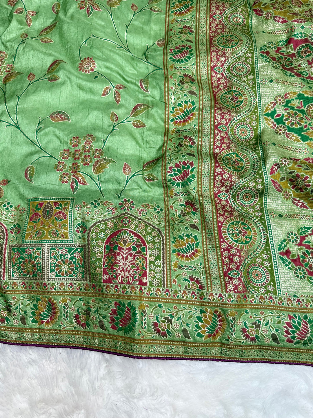 Elegant pista green Woven Saree with Intricate Floral Motifs &amp; Rich Zari Border (Copy)