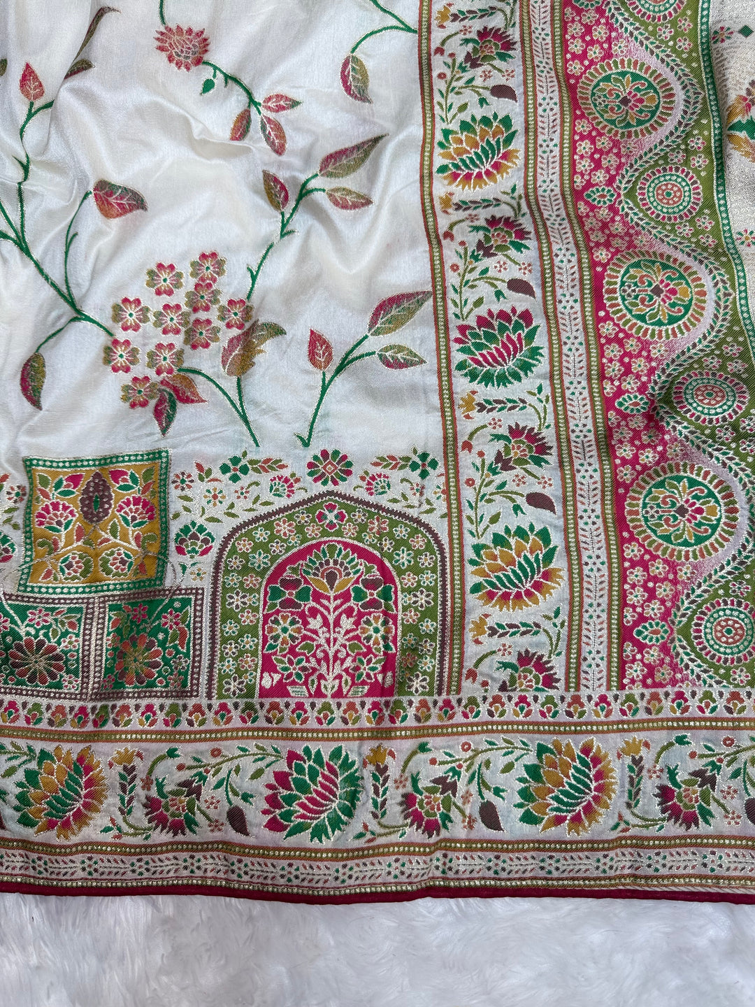 Elegant White Woven Saree with Intricate Floral Motifs &amp; Rich Zari Border