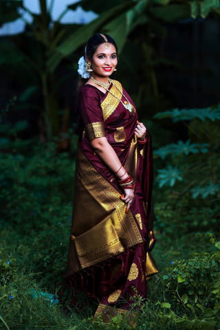 Royal Kanjivaram Golden Zari Woven Silk Saree With Blouse Piece