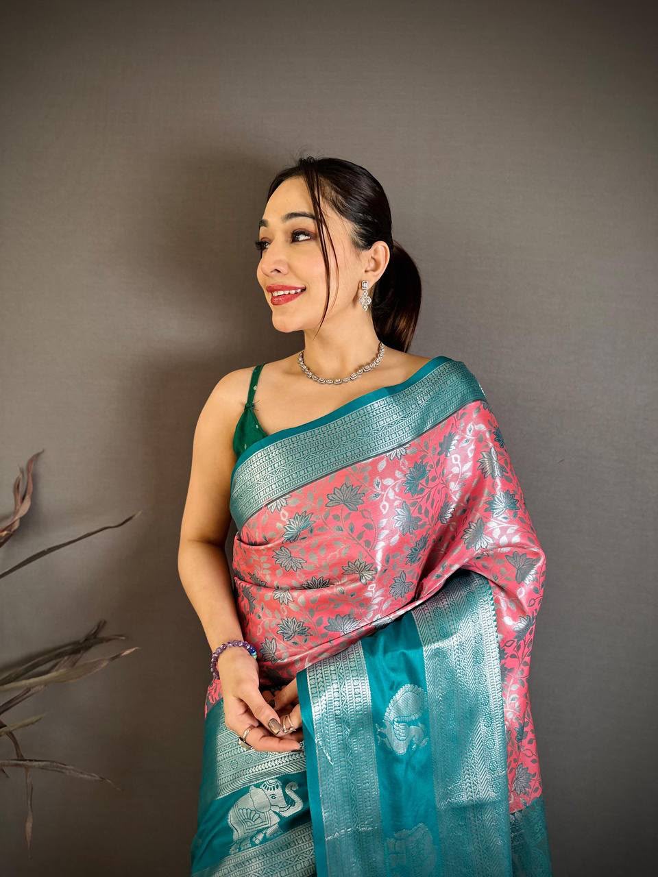 Pure Kanjivaram Silk Saree with Contrast Border &amp; Rich Silver Zari Woven Pallu | Handloom Weaving | Running Work Blouse-PEACH