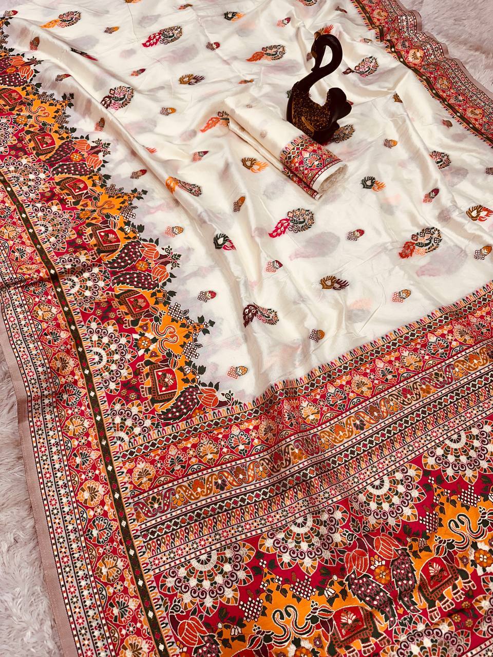 Glamorous  Pashmina Saree With Pulsating Blouse Piece- WHITE