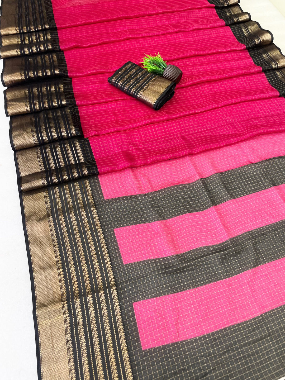 Elegant Two-Tone Premium Dolla Checks Saree With Weaving Jacquard Border - PINK AND BLACK