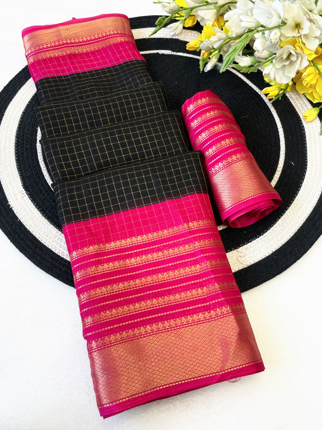 Elegant Two-Tone Premium Dolla Checks Saree With Weaving Jacquard Border - BLACK AND PINK