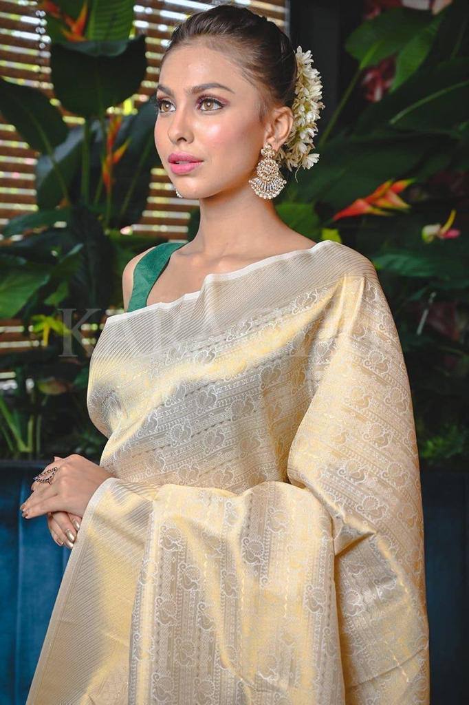 Wedding Wear Kanjivaram Woven Silk Saree With Blouse Piece